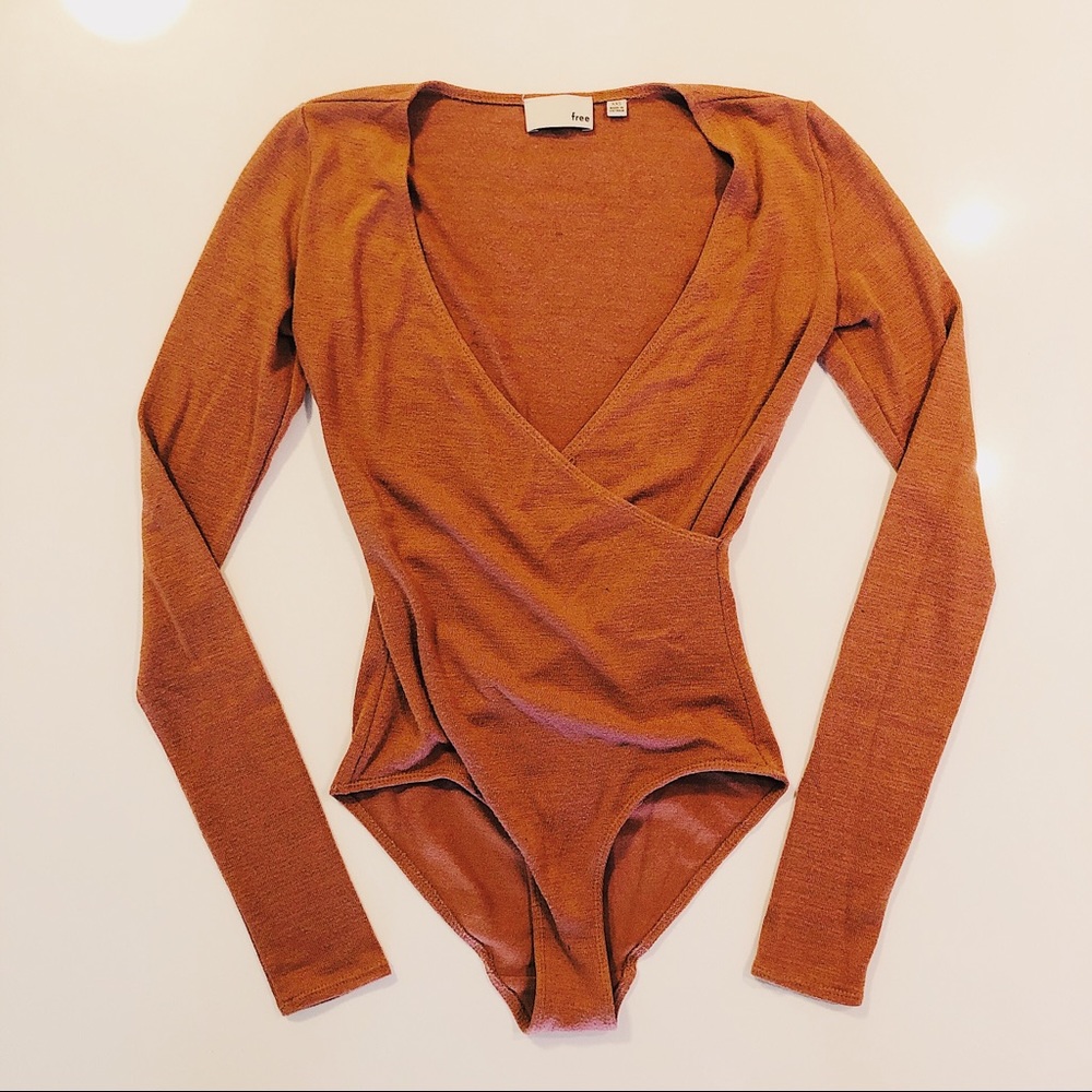 Aritzia salmon v-neck bodysuit